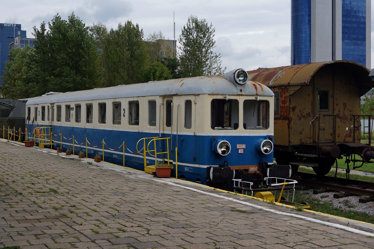 TRIEBZUEGE IN POLEN
Die P.K.P hat in den Fnfzigerjahren fr den Regionalverkehr 50 SN 52 in Betrieb genommen. Im Jahre 1986 erfolgte die Ausmusterung dieser Baureihe. Der SN 52-38 (1954) wurde vom Museum Kolejnictwa in Warschau bernommen. Die Aufnahme ist am 14. August 2014 etntstanden. 
Foto: Walter Ruetsch