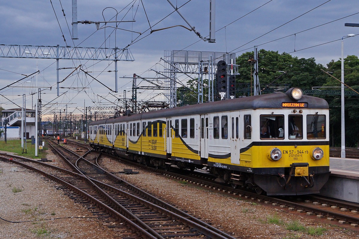 TRIEBZUEGE IN POLEN
EN 57-944rb 2121 454-4 1151 nach WROCLAW bei der Einfahrt in den Bahnhof BRESLAU am 18. August 2014.
Foto: Walter Ruetsch
