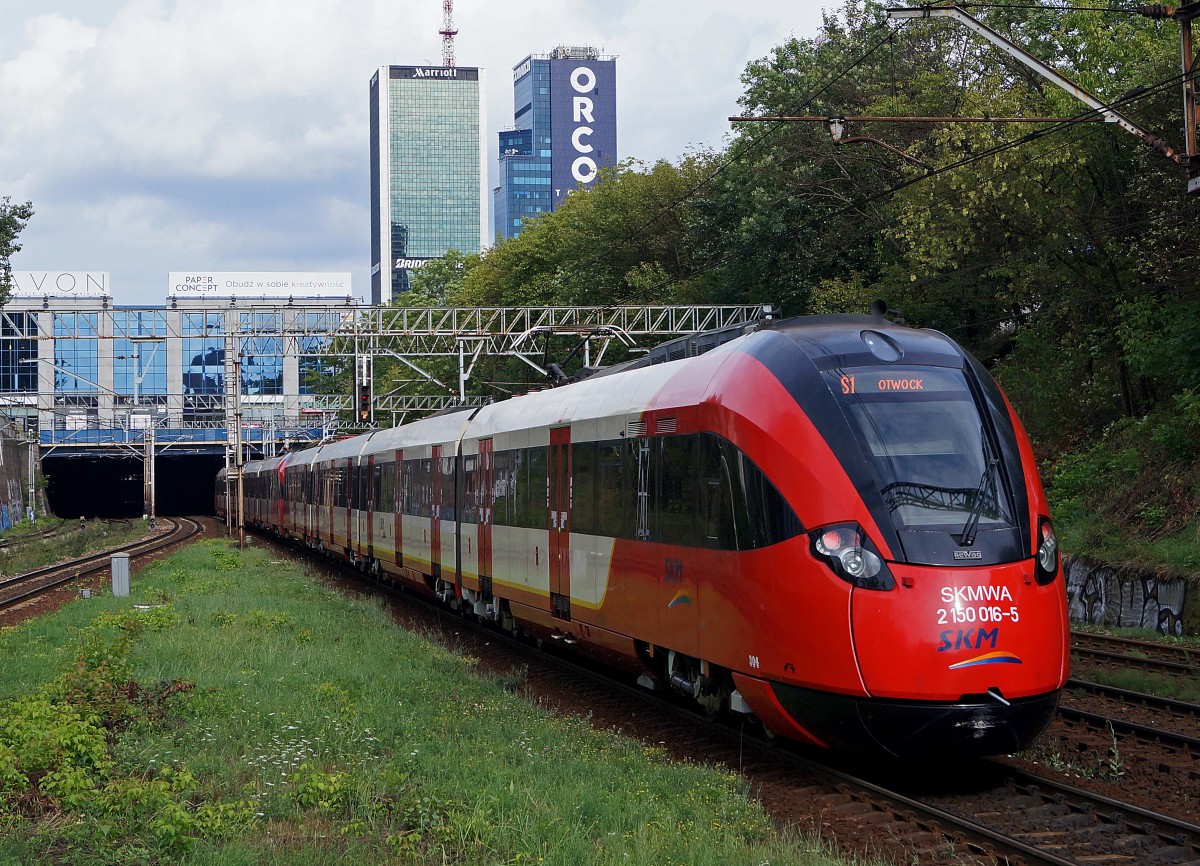 TRIEBZUEGE IN POLEN
Modernste S-Bahnzge der Szybka Koley Miejska Sp.z.o.o.w. Warszawie (SKMWA).
Triebzug 2 150 016-5 bei WARSZAW OCHOTA am 14. August 2014.
Foto: Walter Ruetsch