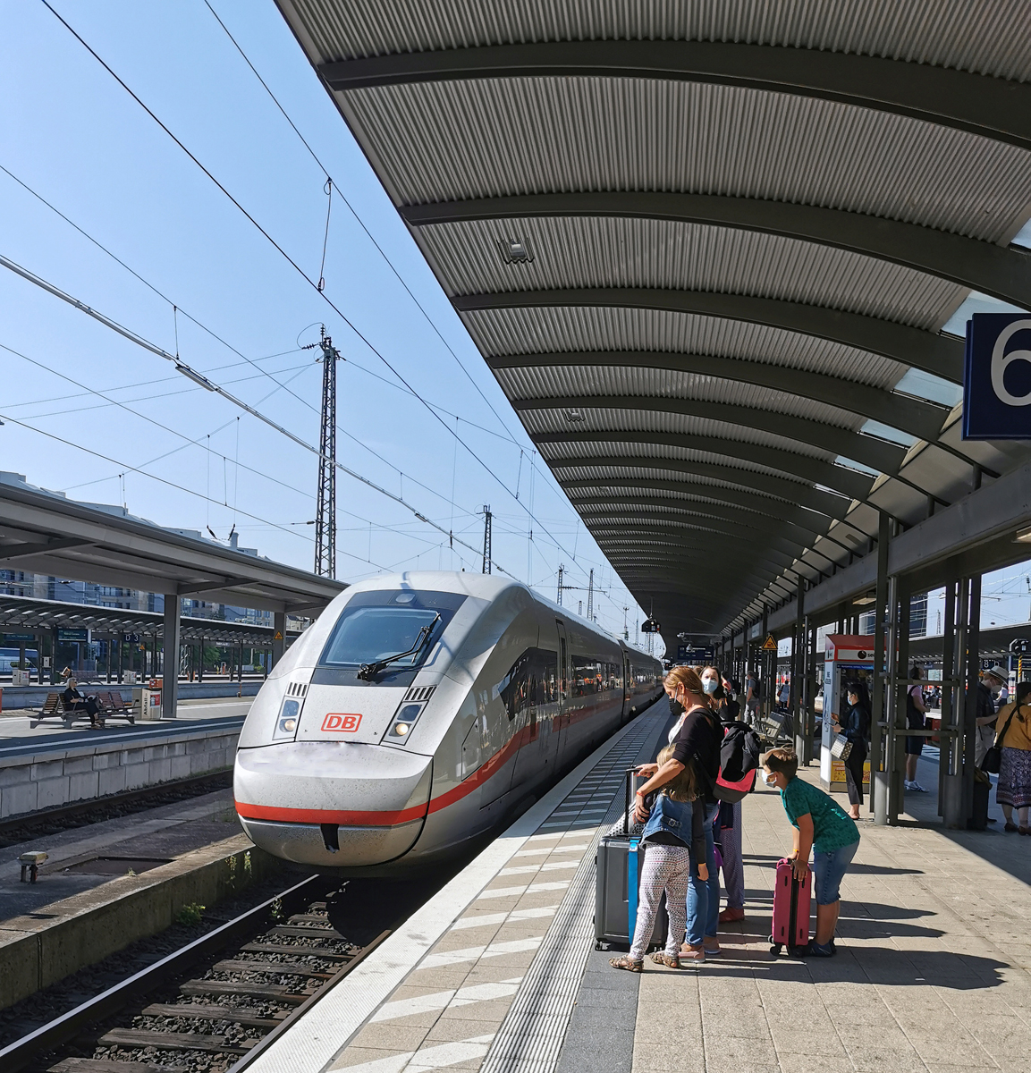 Trotz GDL Streik...
Pünktlich fuhr der aus Hamburg-Altona kommende ICE 1173 ein ICE 4 der DB-Baureihe 412 / 812 (Tz 9012) am 05.09.2021 in den Hauptbahnhof Frankfurt am Main ein. Der ICE war noch sehr gut gefüllt, es steigen viele aus, aber auch sehr viele ein. Da ja nur ab und an ein Zug fuhr, war es dann sehr schwer einen freien Platz zu finden, wir gingen durch einige Wagen, meine Frau wollte schon wieder aussteigen. Ich sagte „kommt nicht in die Tüte“. Da entdeckte ich zwei freie Sitzplätze im Speisewagen, wo wir dann Platz nahmen. Bis Karlsruhe hatten wir eine annehme Unterhaltung mit einer älteren Dame. Der Zug war die ganze Fahrt überfüllt, Leute saßen teilweise in den Gängen. Was natürlich auch sehr unangenehm war ist die Tatsache dass man ja die ganze Zeit die Maske (Mund und Nase bedeckt) aufhaben muss, was uns natürlich vorher bekannt war. Mit nur 5 Minuten Verspätung um 15:11 Uhr kamen wir in Basel SBB an. Nach dem Aussteigen brauchten wir erstmal eine kurze Pause am Bahnsteig (außen) ohne Maske.
