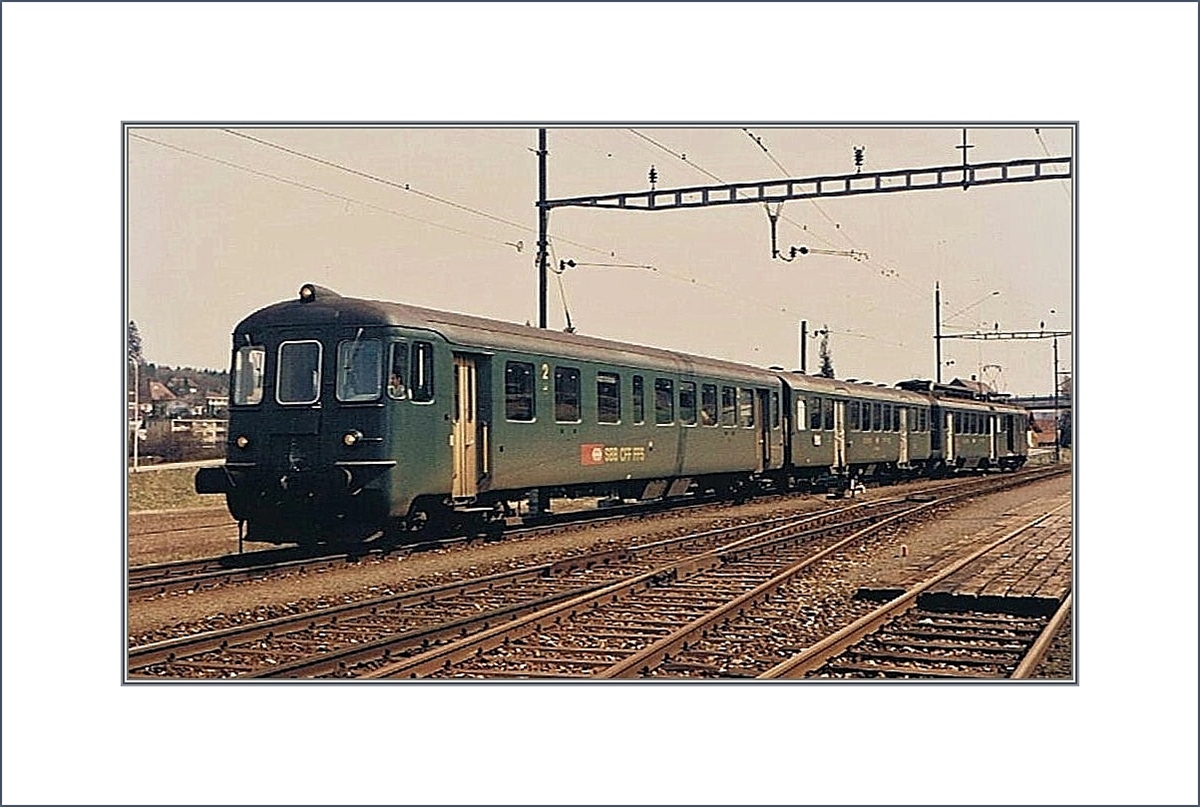 Trotz schlechter Bildqualität vermitteln diese kleine Bildserie recht eindrücklich die Nebenbahnstimmung einer Landstation in den 1980ern: Ein Regionalzug von Aarau nach Zofignen
erreicht Safenwil.
März 1985