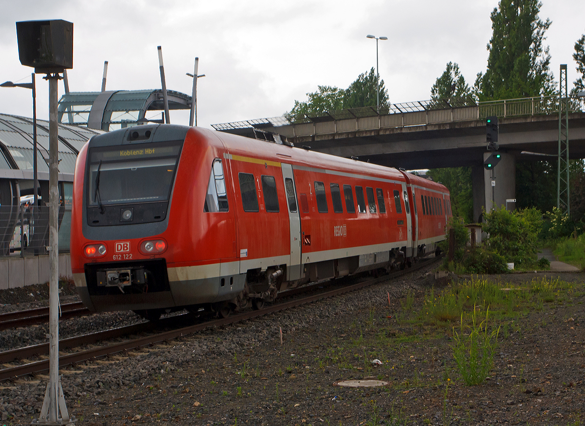 Tschüss und bis bald...... 
Nachdem wir mir unseren lieben Luxemburger Freunden zwei tolle Ausflüge mit dem Auto ins Lahntal unternommen hatten, müssten sie heute wieder die Heimreise antreten, hierfür wurde nun ihre Rückreise mit dem  Lahntalexpress  (RE 25) durchs Lahntal bis Koblenz gewählt. 

Der  RegioSwinger  Dieseltriebwagen mit Neigetechnik 612 622 / 612 122 der DB Regio fährt am 05.05.2013, als RE 25  Lahntalexpress  (Gießen - Wetzlar - Limburg/Lahn - Koblenz Hbf) vom  Bahnhof Wetzlar weiter in Richtung Koblenz. 

Wir hoffen die lieben Luxemburger hatten eine schöne Reise mit ihm.
