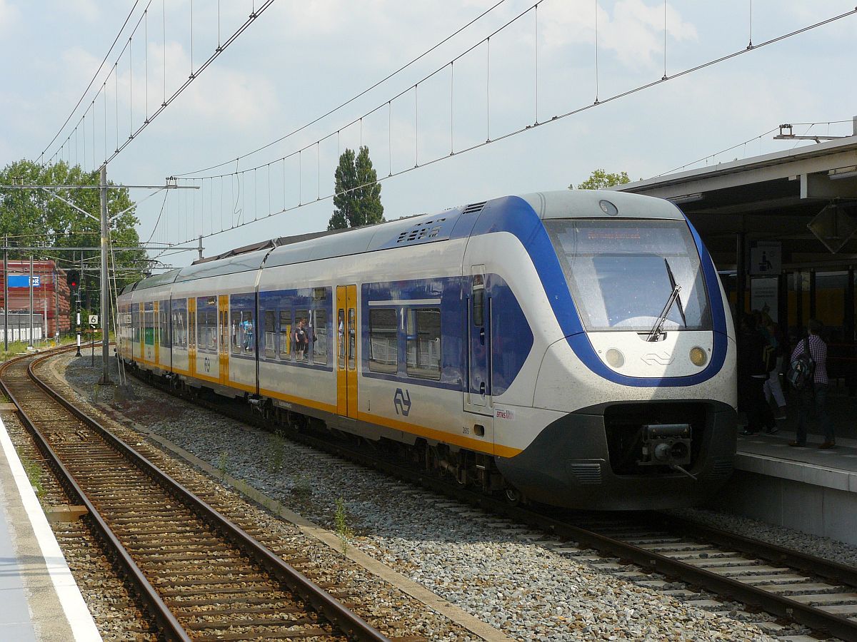 TW 2615 Bauart SLT-6 auf Gleis 10 in Gouda 31-07-2014.

SLT-6 treinstel 2615 uitgerust met ERMTS als stoptrein naar Den Haag CS op spoor 10 Gouda 31-07-2014.