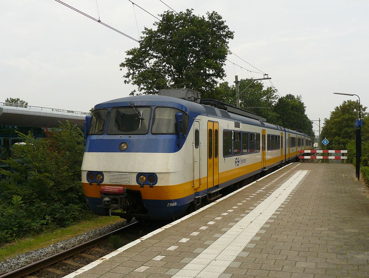 TW 2960 Bauart SGM-III. Leiden Lammenschans 08-08-2014.

SGM-III treinstel 2960 als stoptrein naar Gouda. Leiden Lammenschans 08-08-2014.
