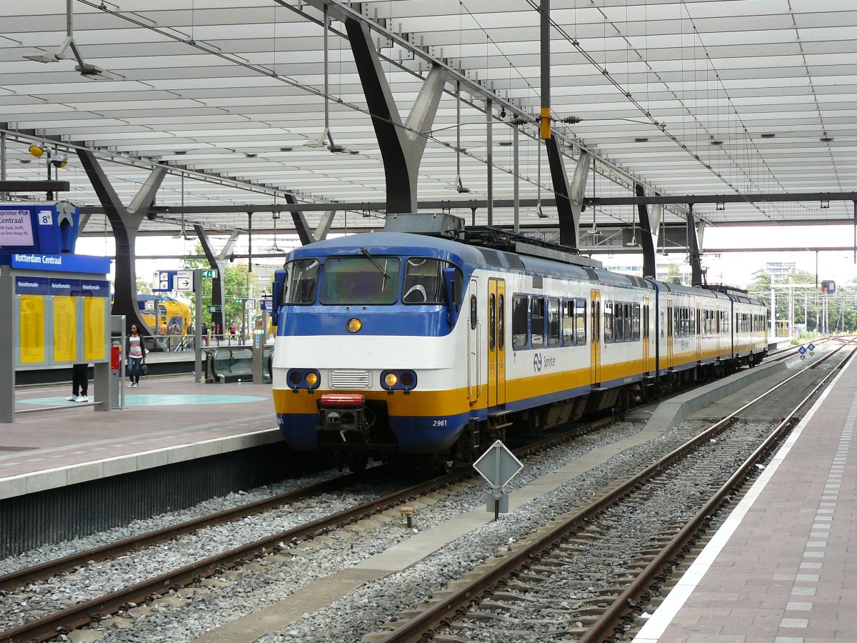 TW 2961 Bauart SGM-III Gleis 8 Rotterdam Centraal Station 12-08-2014.

SGM-III treinstel 2961 spoor 8 Rotterdam Centraal Station 12-08-2014.