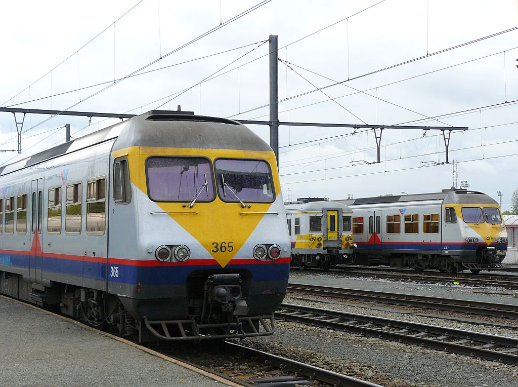 TW 365 Bauart MS 80 mit TW 606 und 337 in Ath am 11-05-2013.

Treinstel 365 type MS 80 en treinstellen 606 en 337 in Ath, 11-05-2013.