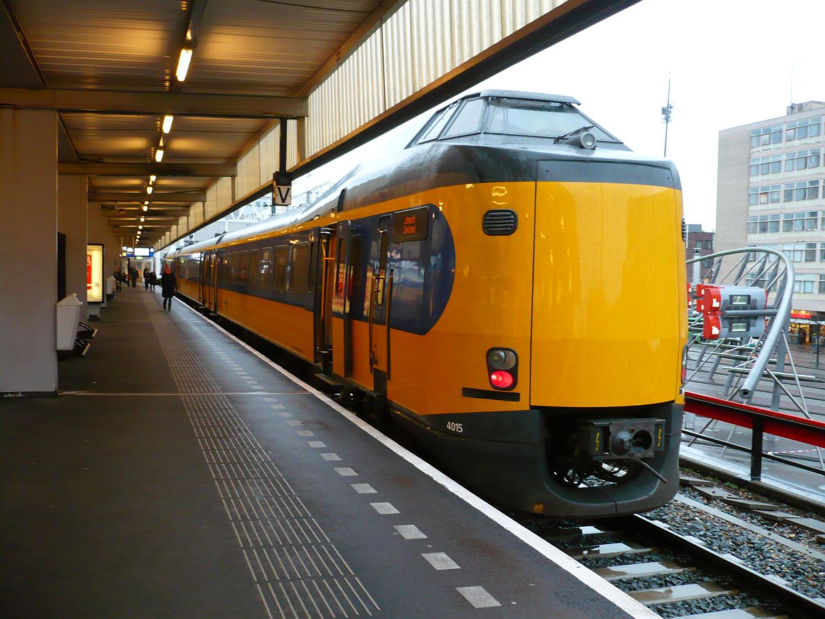 TW 4015 als Intercity nach Utrecht Centraal Station. Gleis 1 Leiden Centraal Station 20-11-2013.

ICM-III 4015 als Intercity naar Utrecht Centraal Station. Spoor 1 Leiden Centraal Station 20-11-2013.