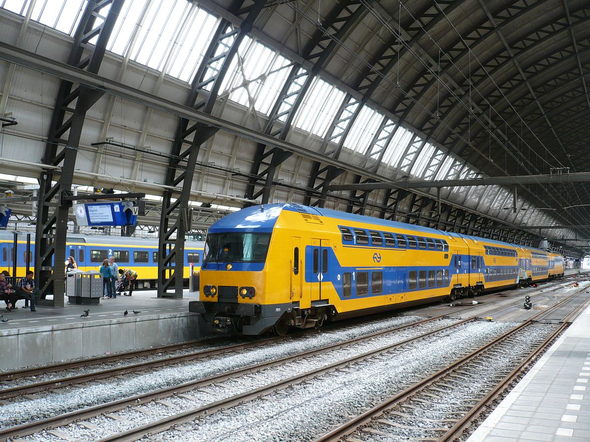 TW 7511 Bauart DDZ-4 auf Gleis 7 Amsterdam Centraal Station 30-07-2014.

DDZ-4 treinstel 7511 als stoptrein naar Uitgeest op spoor 7 Amsterdam Centraal Station 30-07-2014.