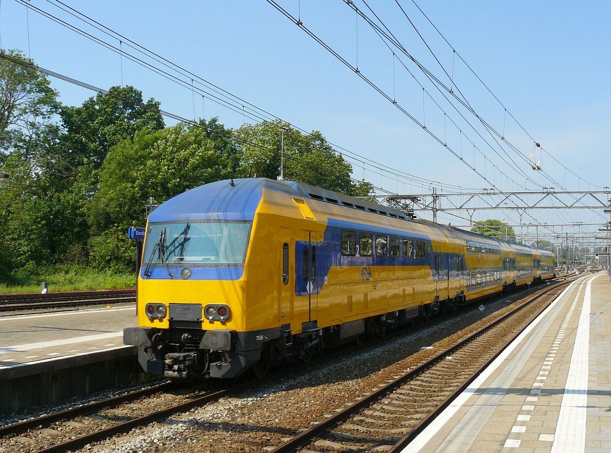 TW 7536 Bauart DDZ. Gleis 4 Dordrecht 12-06-2015.

DDZ treinstel 7536. Spoor 4 Dordrecht 12-06-2015.