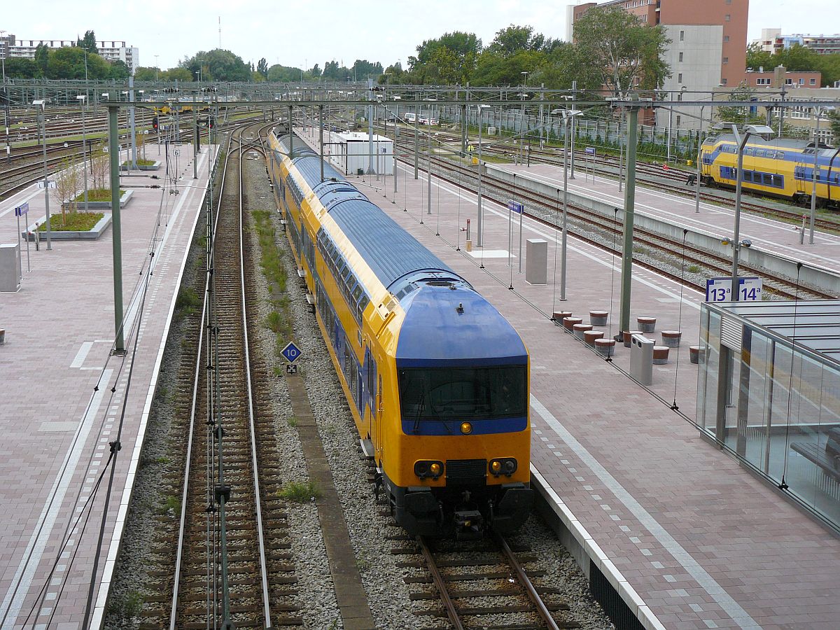 TW 75XX Bauart DDZ-4 Gleis 13a Rotterdam Centraal Station 11-08-2014.

75XX DDZ-4 spoor 13a Rotterdam Centraal Station 11-08-2014.