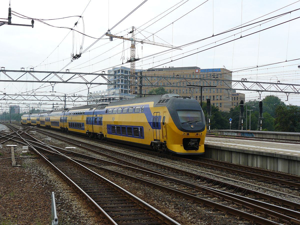 TW 8656 Bauart DD-IRM Gleis 4 Leiden Centraal 08-08-2014.

IRM-VI treinstel 8656 komt binnen op spoor 4 Leiden Centraal 08-08-2014.