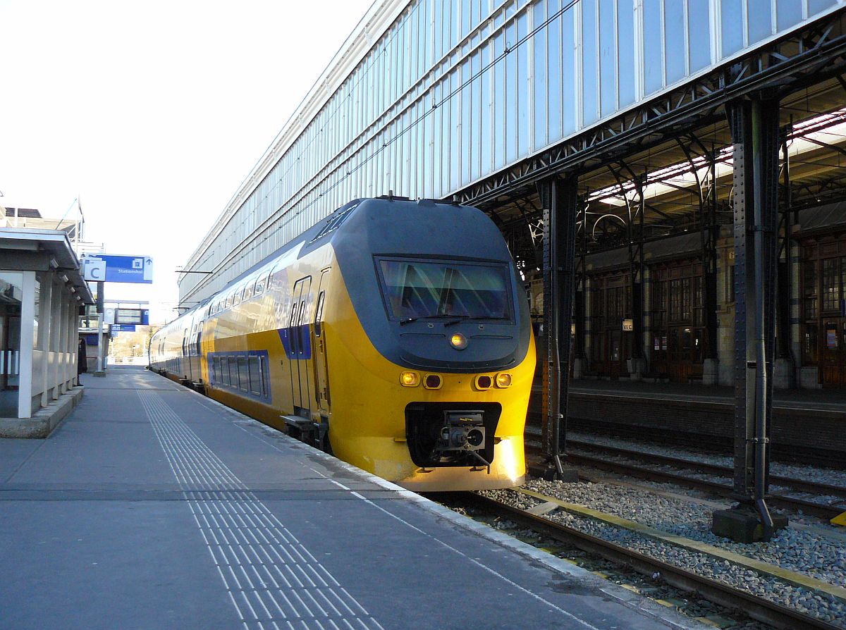 TW 9473 als Intercity nach Den Haag CS. Gleis 8 Haarlem 01-03-2015.

9473 als intercity naar Den Haag CS op spoor 8 Haarlem 01-03-2015.