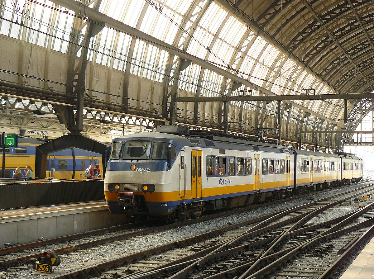 TW Bauart SGM-III 2939 Gleis 11 Amsterdam Centraal Station 20-09-2014.

SGM-III treinstel 2939 spoor 11 Amsterdam Centraal Station 20-09-2014.