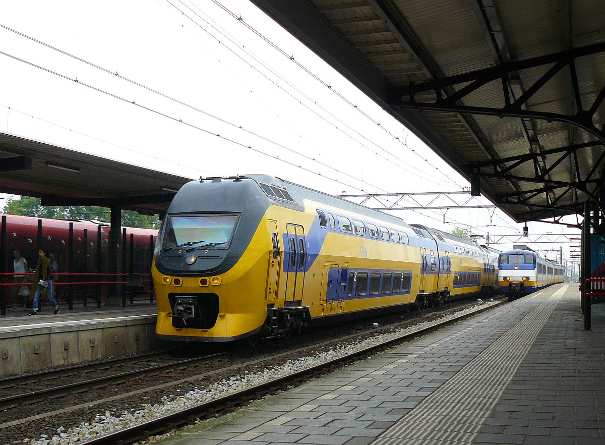 TW DD-IRM und SGM einfahrt Gleis 1 und 2 in Dordrecht 08-08-2014.

DD-IRM en SGM treinstellen komen tegelijkertijd binnen op spoor 1 en 2 in Dordrecht 08-08-2014.