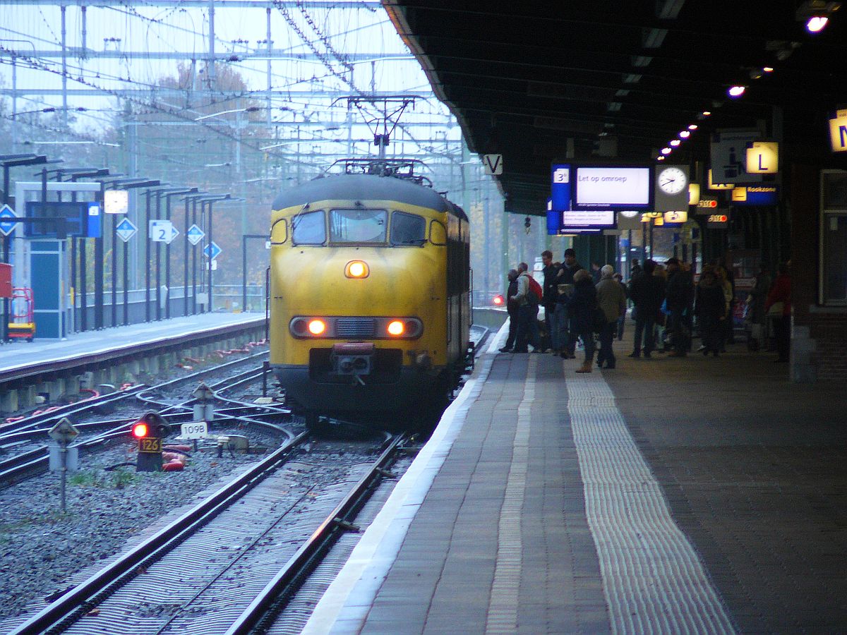 TW Mat '64 Plan V auf Gleis 3 in Deventer 28-11-2013.

Mat '64 Plan V als stoptrein naar Enschede op spoor 3 in Deventer 28-11-2013.