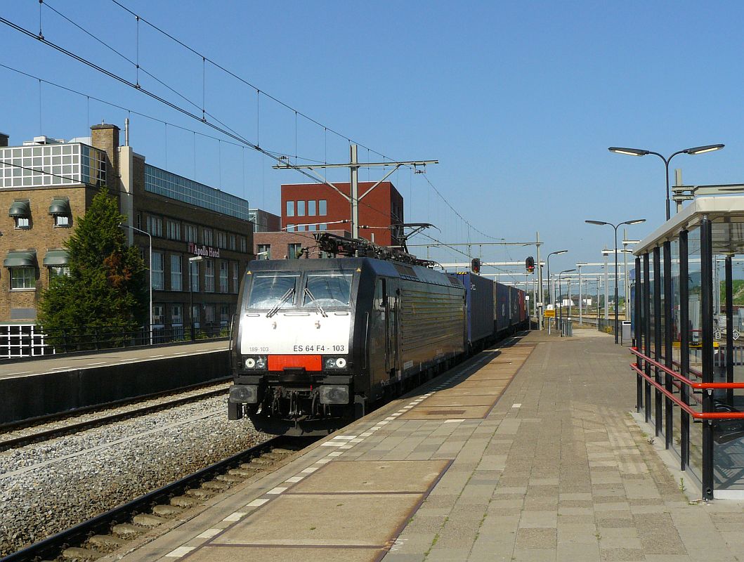 TX Logistik AG E-Lok 189 103 mit G�terzugzug Gleis 3 Breda 18-07-2013.

TX Logistik AG elektrische loc 189 103 met containertrein spoor 3 Breda 18-07-2013.