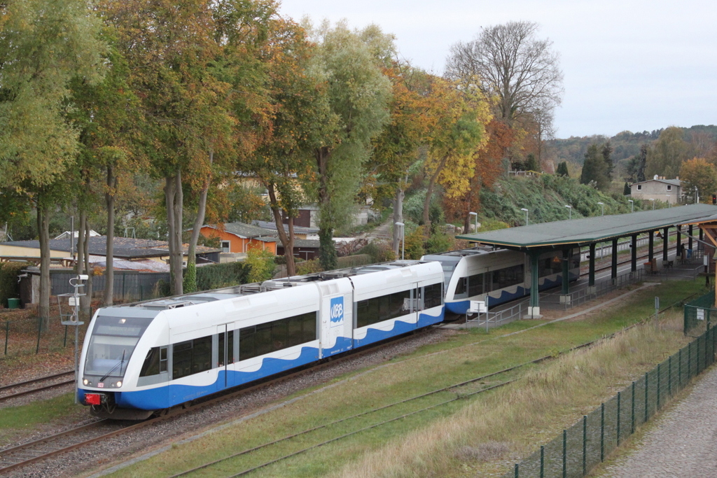 UBB 29411(Z�ssow-Swinoujscie Centrum)bei der Ausfahrt im Bf Seebad Ahlbeck.Aufgenommen am 24.10.2017 aus meiner Ferienwohnung 