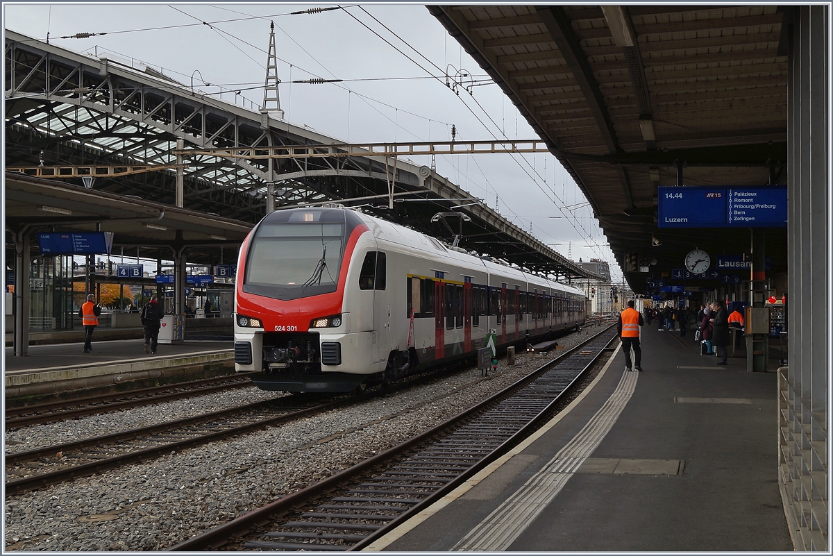 Überraschend, aber nur kurz zeigte sich der künftige TILO SBB RABe 524 301 (UIC 94 82 2 524 301-0 CH-SBB) in Lausanne.

28. Nov. 2019 