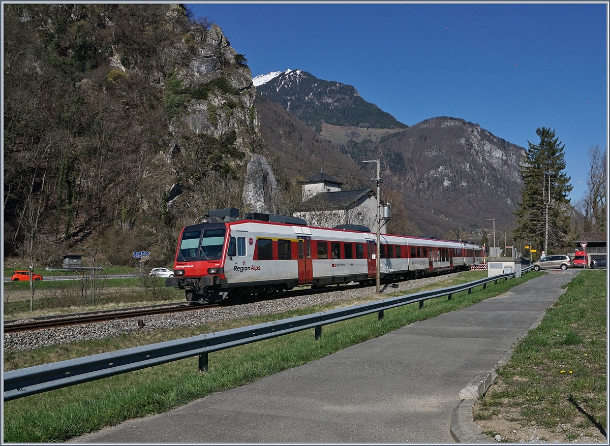 Überraschend schnell kommt zwischen Les Evouettes und Vouvry der Regionalzug 6115 von St Gingolph nach Brig angefahren.
4. April 2018