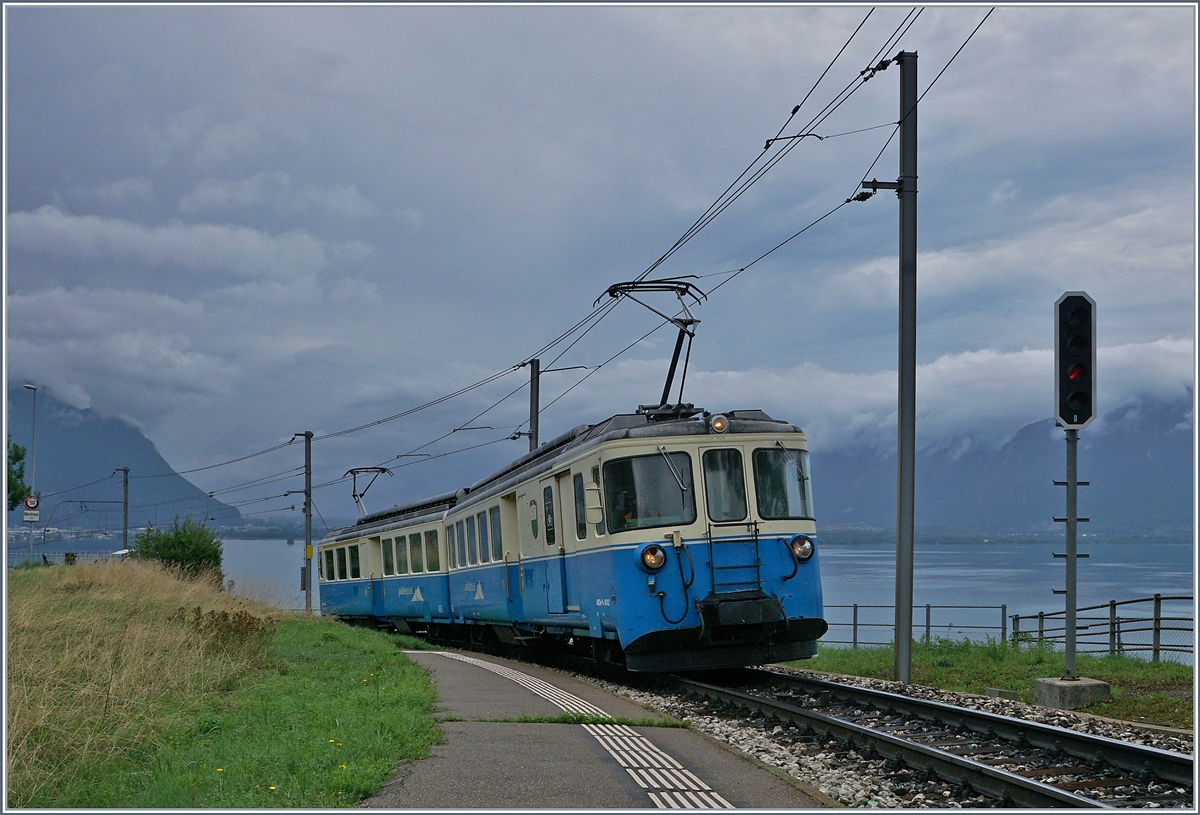 Überraschung! Auch NACH dem Fête des Vignerons ist der MOB ABDe 8/8 noch im Planverkehr anzutreffen. Der ABDe 8/8 4002 VAUD als Regionalzug 2330 nach Fontanivent erreicht den Halt Châtelard VD.

19. August 2019