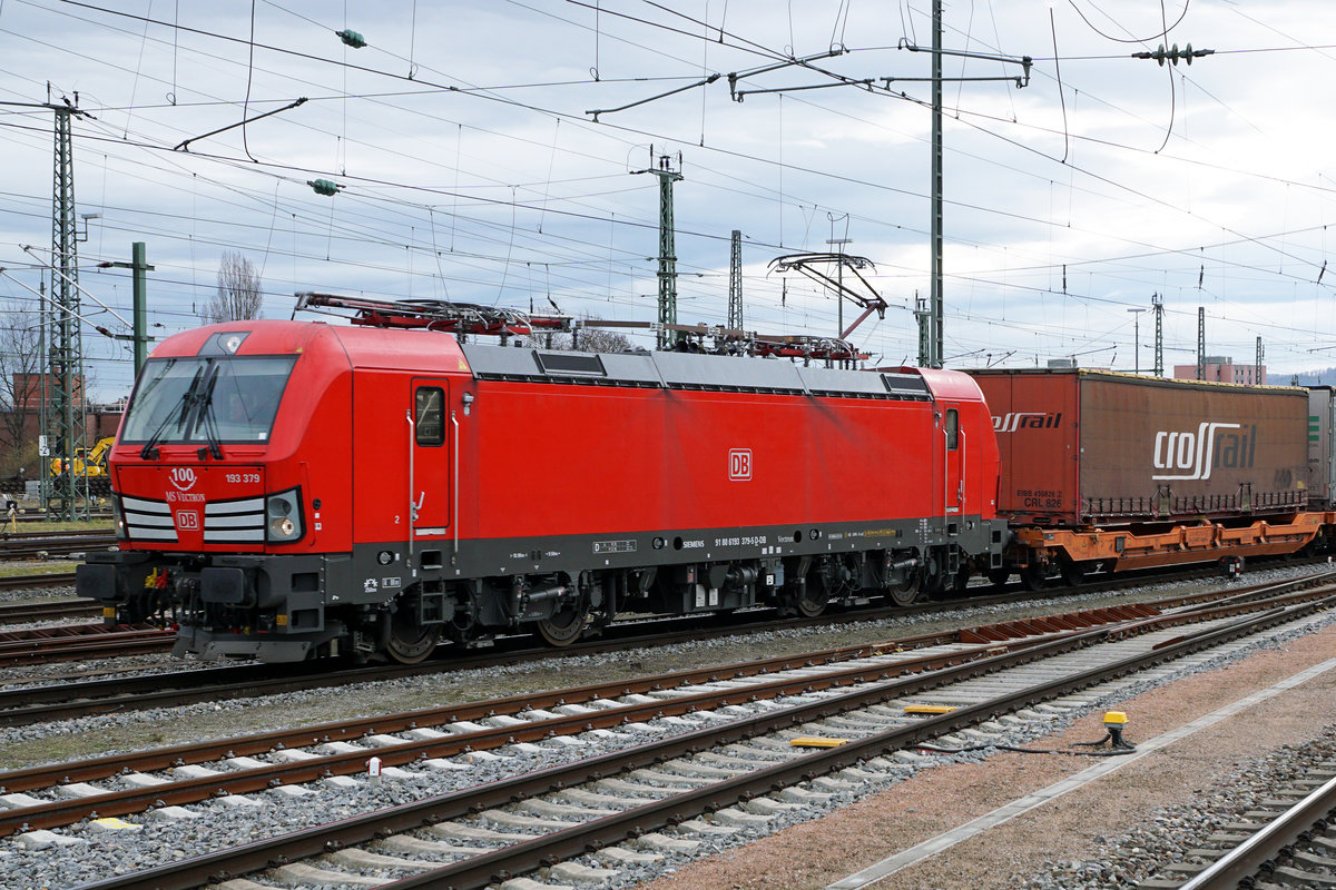 Um ein  Unikat  handelt es sich bei der DB 193 379, der 100ste MS Vectron (Mehrsystem-Vectron).
Mit etwas Fotografenglück konnte sie am 13. Februar 2020 mit dem Jubiläumskranz auf der Stirnfront in Basel Badischer Bahnhof verewigt werden.
Foto: Walter Ruetsch