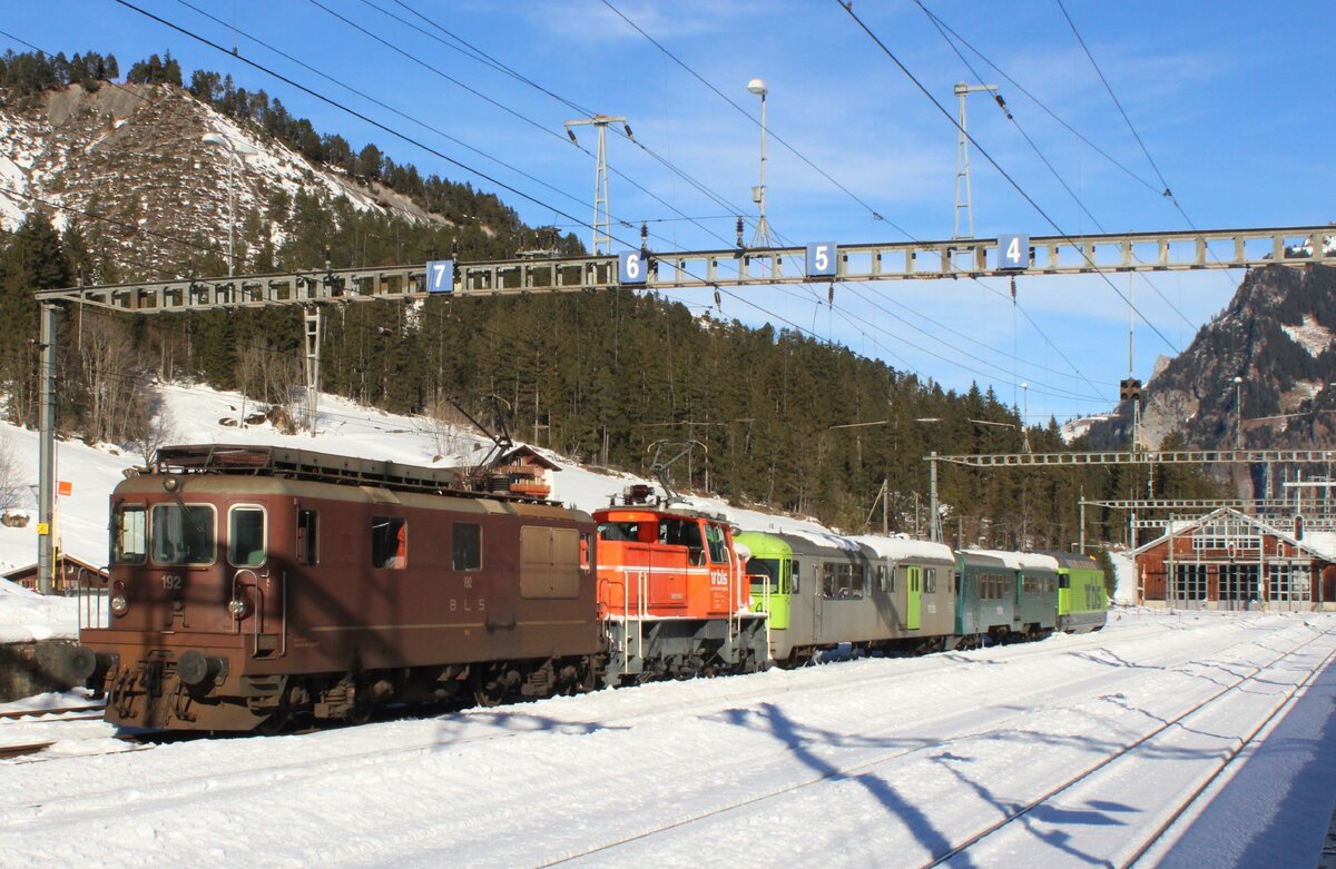 Um etwa 12;30 am 1.Jänner 2025 ist endlich die Sonne in Kandersteg eingetroffen und kann BLS 192 mit anderes BLS Material dort fotografiert werden.