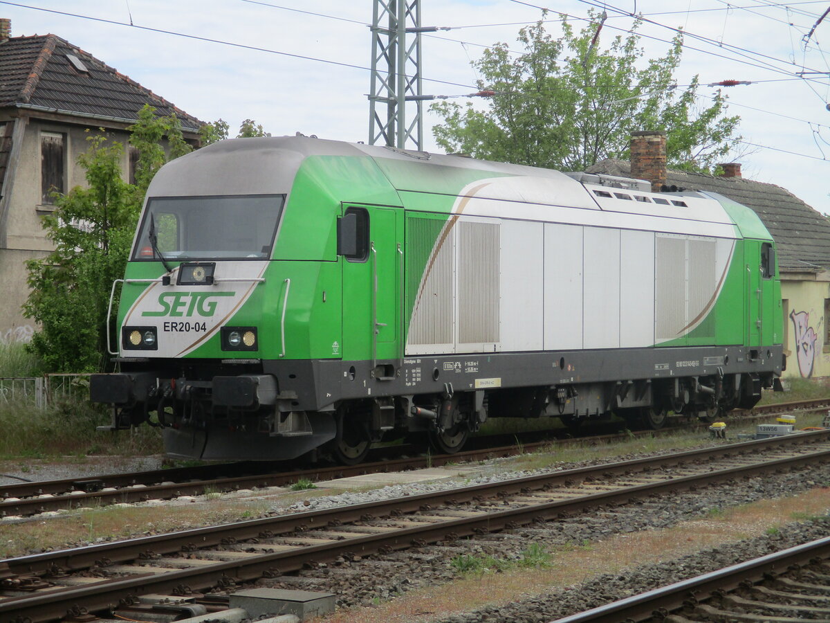 Um den n�chsten Schwung Holzwagen zuholen,mu�te die STEG ER20-04,am 21.Mai 2021,am ehemaligen Kleinbahnhof in Bergen/R�gen Kopf machen.