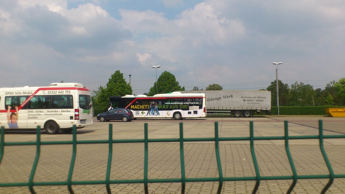 ......und dann noch der Citaro c2 im Hintergrund mit der Werbung fr die UVG Ausbildung 
....die auch in Prenzlau und Templin zusehen sind auf den Bussen  