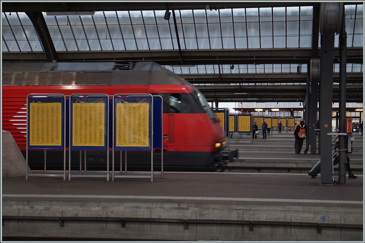 Und schon ist die kurze Stille vorbei, ein Zug fährt ein. 

1. Dez. 2015