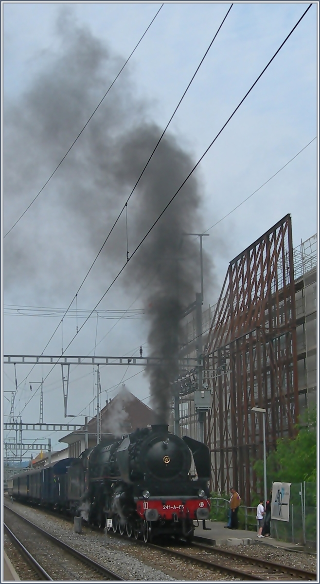 Und weiter gehts! Wie es sich für eine so grosse Lok gehört, natürlich mit mächtig viel Rauch.
Morges, den 30. Mai 2009  