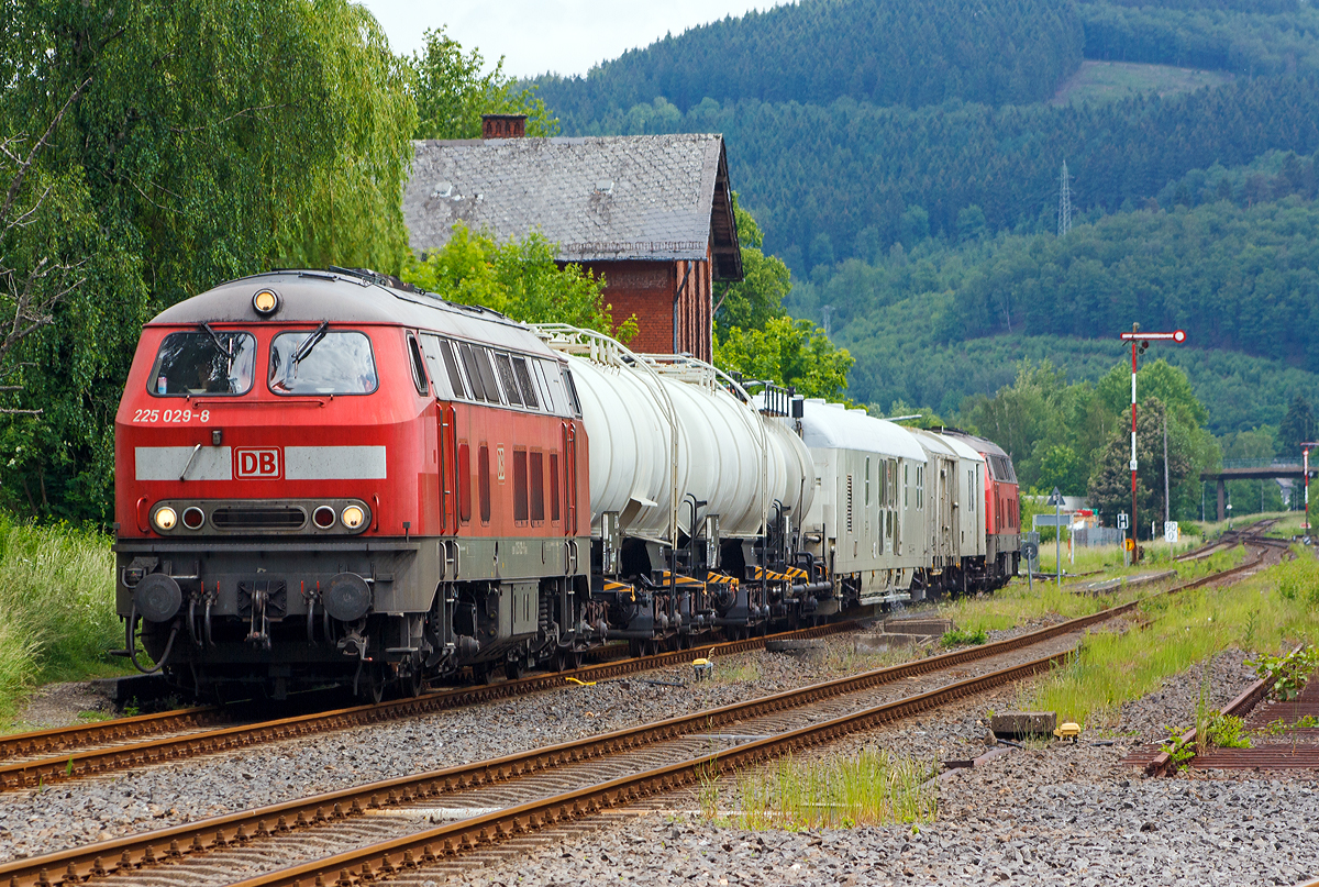 
Unkrautbekmpfungszug (Spritzzug) auf der Hellertatbahn (KBS 462) am 02.06.2012 in Herdorf. Der Zug bestand aus: Diesellok 225 029-8, 2 Wasserwagen , Spritzmittelwagen (60 80 092 4 541-6), Spritzwagen (60 80 092 3 019-4), Gertewagen (60 80 092 3 881-7), Wohnwerkstattwagen (60 80 092 3 847-8) und am Schlu Diesellok 225 117-8