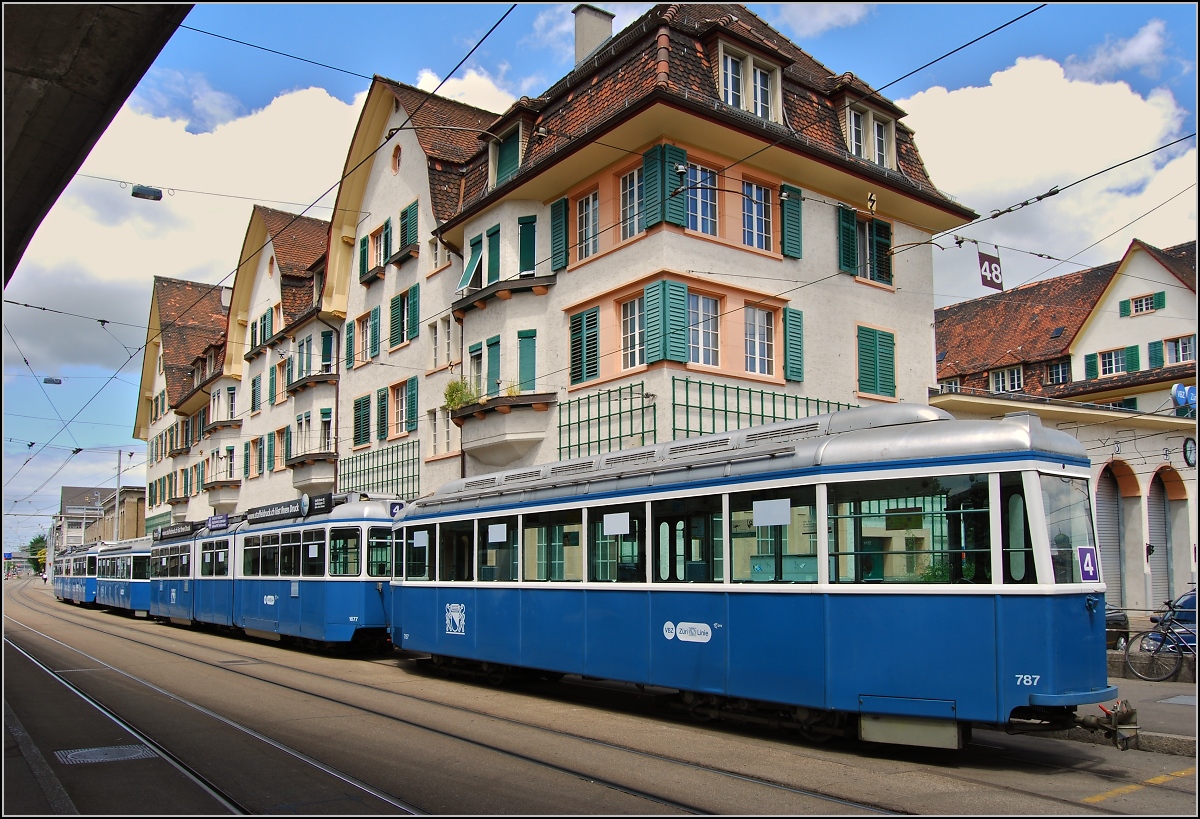 Unter der Hardturmrampe warten zwei Mirage der VBZ auf ihren Einsatz. Der hintere Motorwagen ist 1677 und der Beiwagen 787. Juni 2007