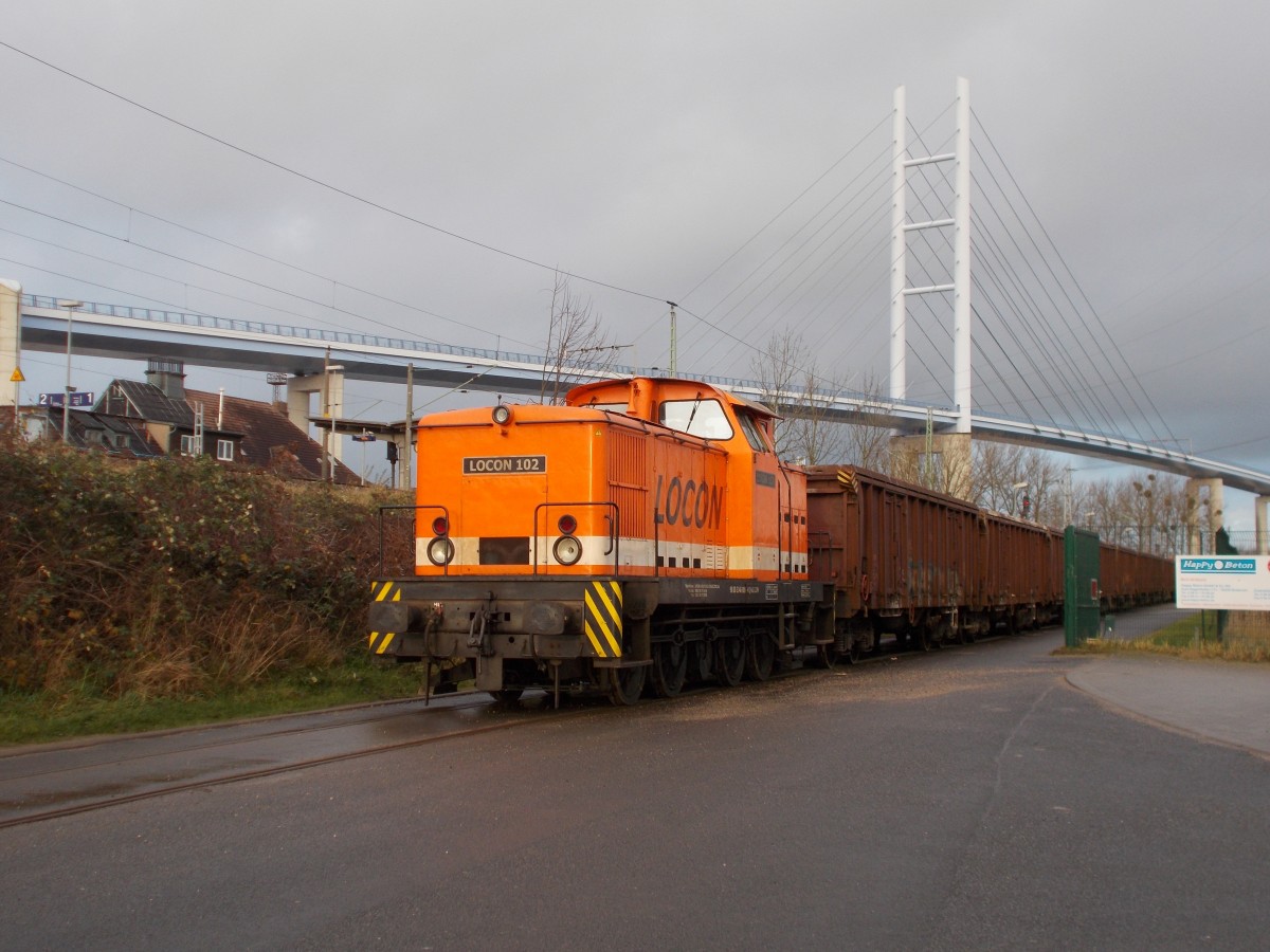 Unterhalb vom Bahnhof Rügendamm rangierte,am 12.Dezember 2015,LOCON 102 im Stralsunder Südhafen.