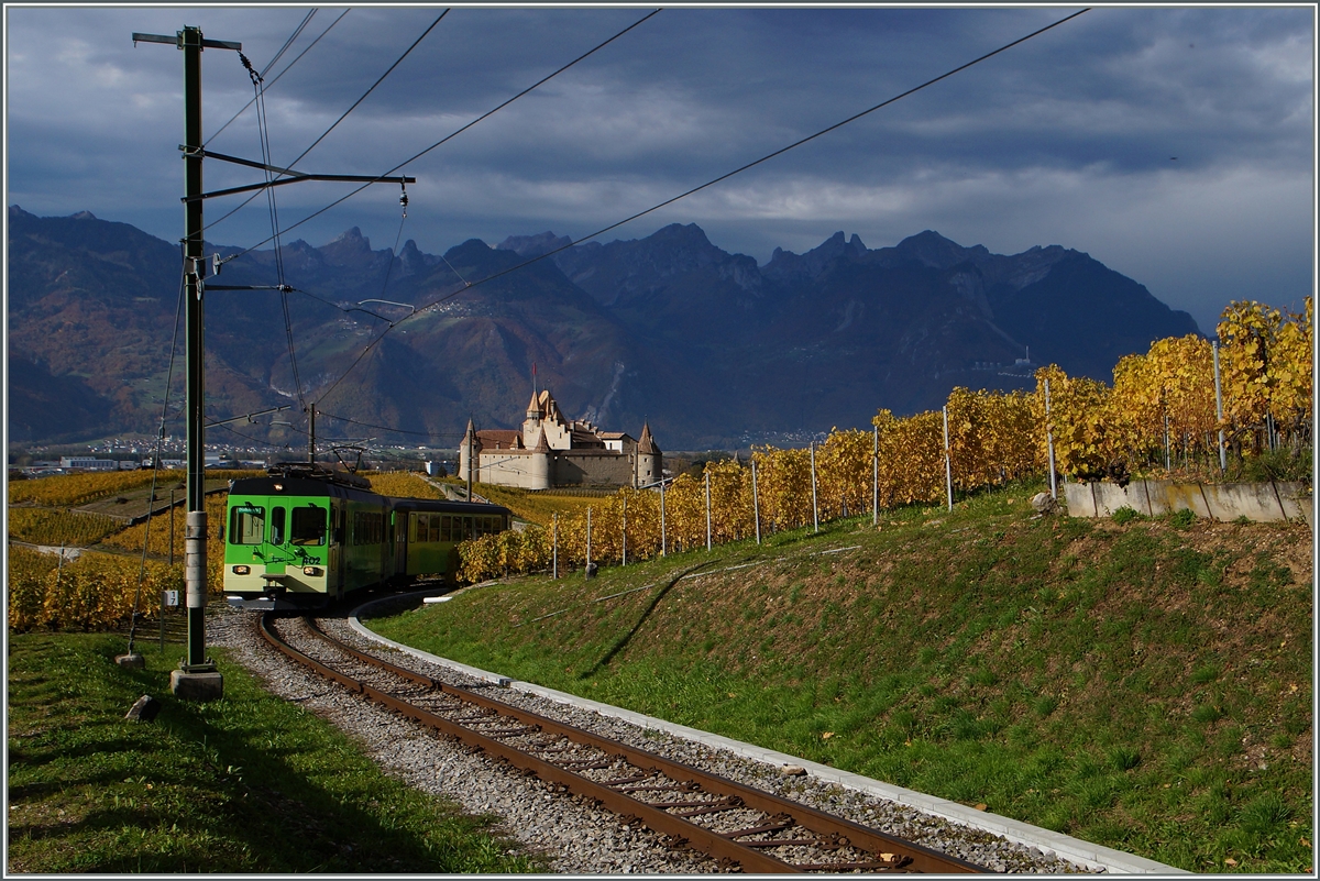 Unübersehbar ist ein Wetterwechsel im Anzug, als der ASD Regionalzug 428 von Aigle nach Les Diablerets oberhalb von Aigle auftaucht.
3. Nov. 2014 