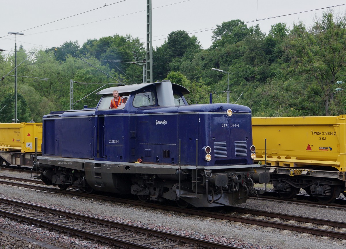 UTL: Die V 100 2024 im Dienste von UTL wartete am 18. Juni 2015 auf die Aushubwagen von Stuttgart 21 für den Weitertransport zum Steinbruch nach Deisslingen-Rottweil, wo sie entladen werden.
Foto: Walter Ruetsch