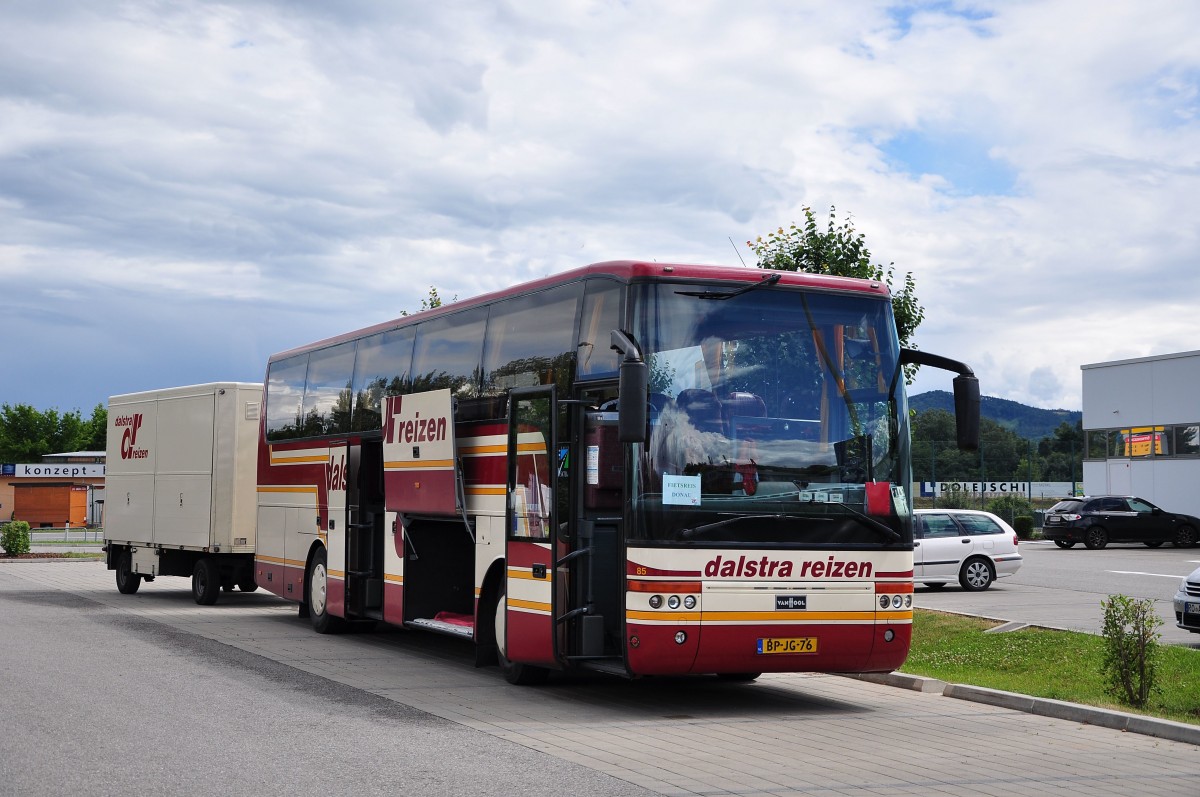 Van Hool Acron mit einem Radanh�nger von Dalstra Reisen.nl im Juni 2015 in Krems gesehen.