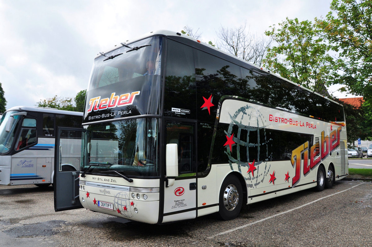 Van Hool  Bistro Bus  von Tieber Reisen/Reisebro aus sterreich in Krems gesehen.