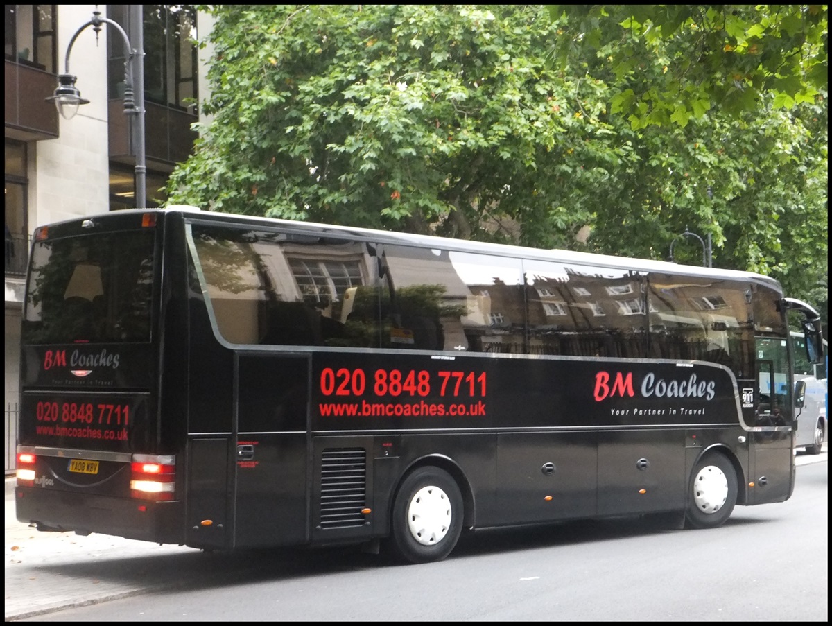 Van Hool T911 von BM Coaches aus England in London.