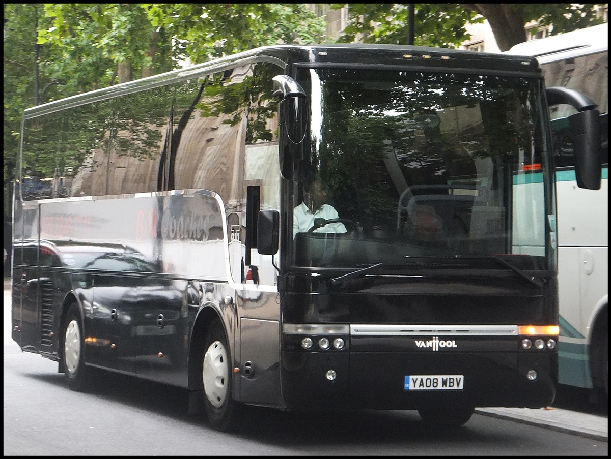 Van Hool T911 von BM Coaches aus England in London.