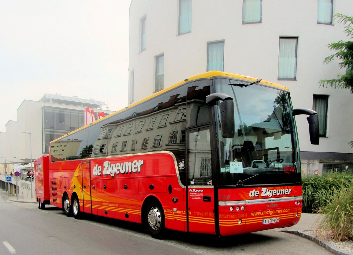 Van Hool T916 Astronef von De Zigeuner aus Belgien in Krems gesehen.