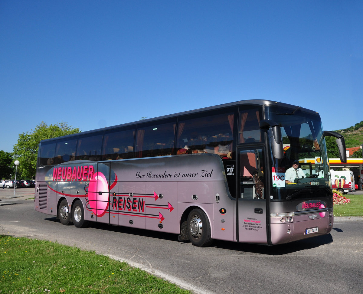 Van Hool T917 Astron von Neubauer Reisen aus Obersterreich in Krems gesehen.