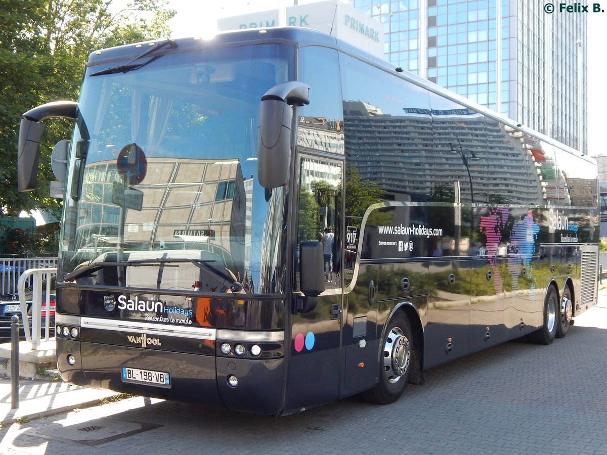 Van Hool T917 von Salaun Holidays aus Frankreich in Berlin.