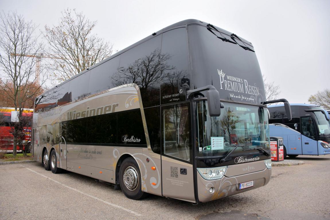 Van Hool TX von WIESINGER Reisen aus Obersterreich 2017 in Krems gesehen.