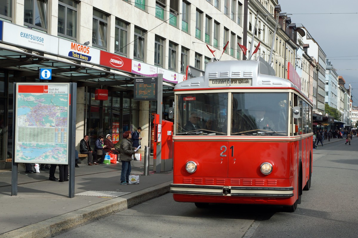 VB: Am 24. Oktober 2015 feierten die Bieler Trolleybusse ihr 75 Jahr Jubiläum. Nebst verschiedenen Attraktionen wurden ab dem Zentralplatz stündlich Oldtimerfahrten mit dem historischen Trolleybus Nr. 21 durchgeführt. Vor der Inbetriebnahme der Trolleybusse verkehrt in Biel eine Strassenbahn mit einem umfangreichen Netz. Ein einziger Fahrzeug blieb bei der Museumsbahn Blonay Chamby der Nachwelt erhalten. Auch beabsichtigt Biel die Wiedereinführung der Strassenbahn. Da Trolleybusse dem Eisenbahngesetz unterstehen, können sie auch bei den Bahnen eingestellt werden.
Foto: Walter Ruetsch 