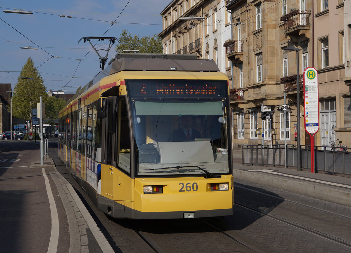 VBK: Strassenbahntriebwagen 260 der Linie 2 auf der Fahrt nach Wolfartsweier beim Passieren der Poststrasse am 29. April 2017.
Lange Zeit wusste ich gar nicht, dass Stefan Wohlfahrt in Baden-Wrttemberg einen eigenen Weiher mit Strassenbahnanschluss besitzt.
Foto: Walter Ruetsch 