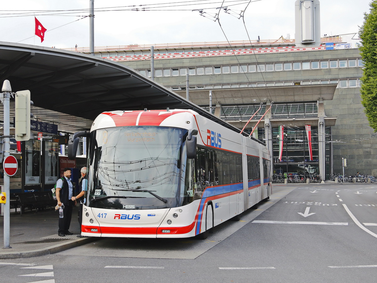 VBL Trolleybus Nr. 417 (Hess, LighTram4) am 25. Juni  2018 vor dem Hauptbahnhof in Luzern.