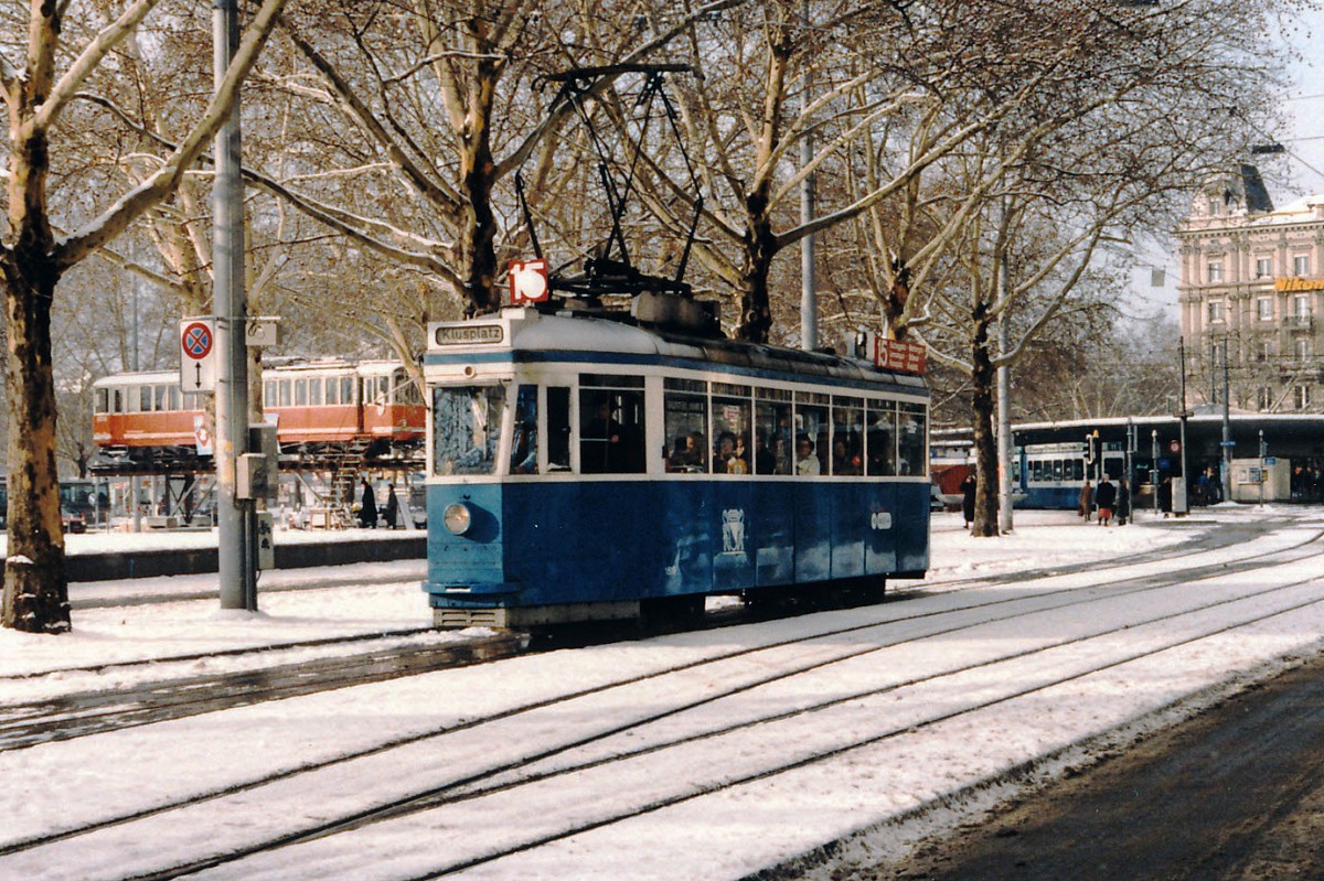 VBZ: Be 4/4 1501-1518 (1941-1943) der Linie 15 auf der Fahrt zum Klusplatz im Dezember 1985. Whrend der ra der Be 4/4 waren auf dieser Linie ausschliesslich Solo-Triebwagen unterwegs. Im Hintergrund links im Bilde ersichtlich ist der OJB Bre 4/4 1 (1907, ehemals LJB) auf Stelzen. Wegen einem kulturellen Anlass war er einige Tage zu Besuch in Zrich. 
Foto: Walter Ruetsch