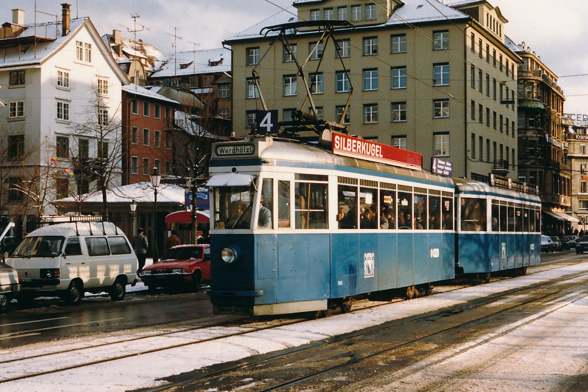 VBZ: Be 4/4 1501-1518 (1941-1943) + B 4 der Linie 4 auf der Fahrt zum Werdhlzli im Dezember 1985. 
Foto: Walter Ruetsch