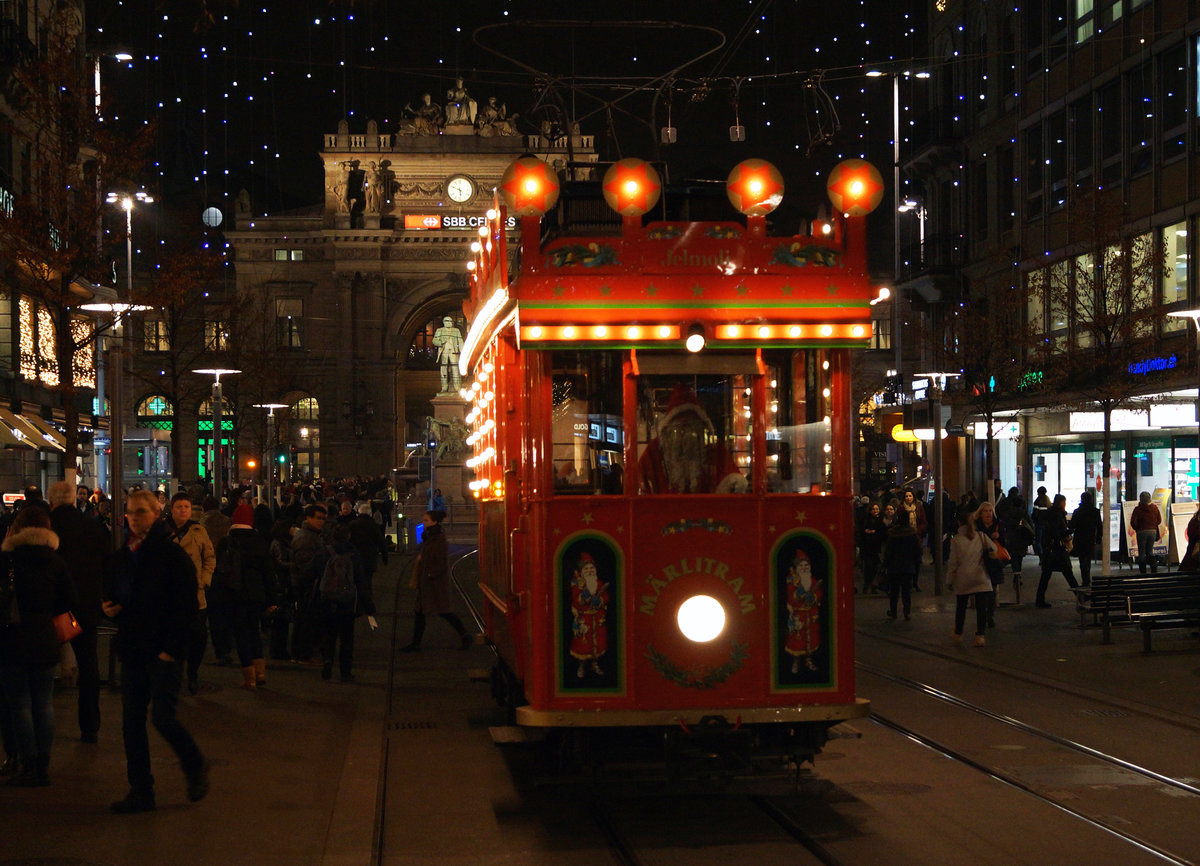 VBZ: Mit der Weihnachtsstrassenbahn  Mrlitram  in Zrich unterwegs am 15. Dezember 2016.
Foto: Walter Ruetsch