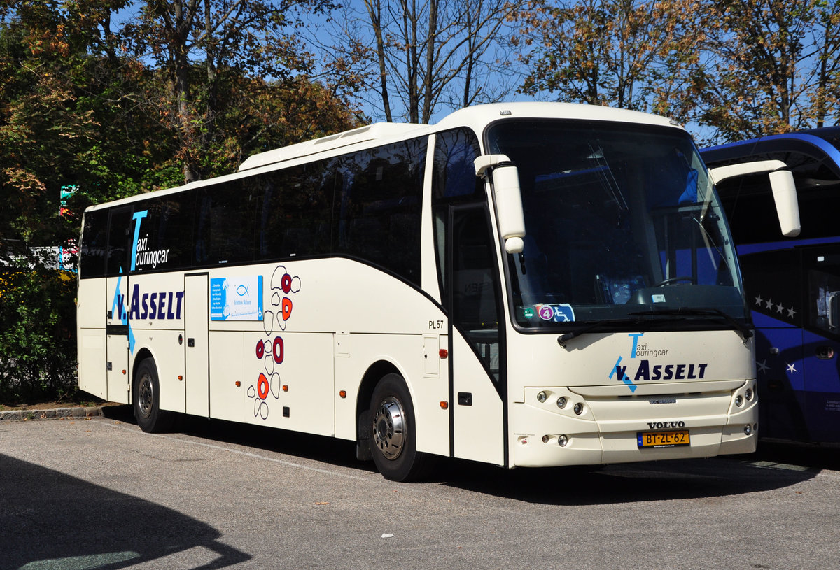 VDL Berkhof Volvo B9R von V. Asselt aus den NL in Krems gesehen.